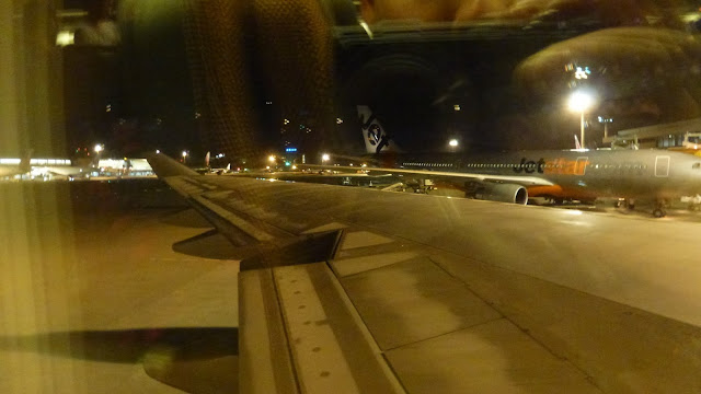 Jetstar A330 and 747 wing